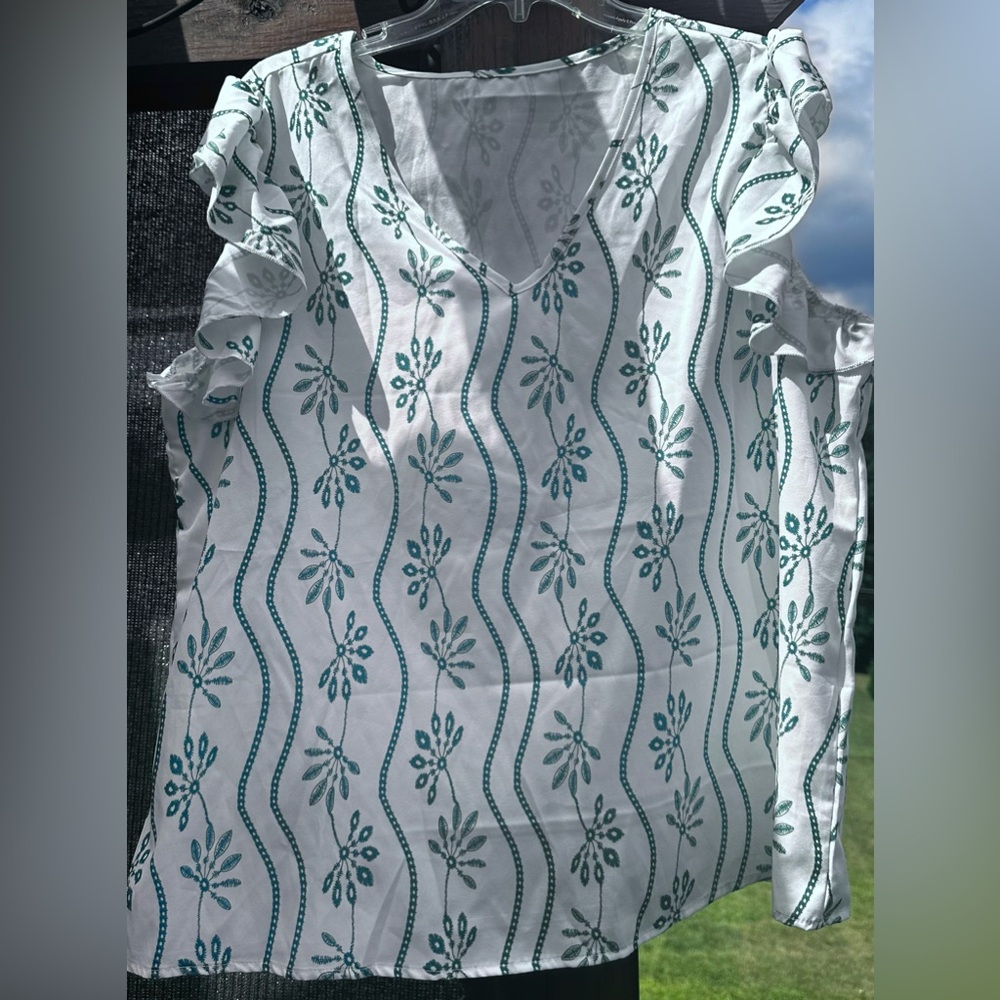 ☘️ Ladies Lightweight short scalloped sleeve Blouse.  With Pretty FloralStripes